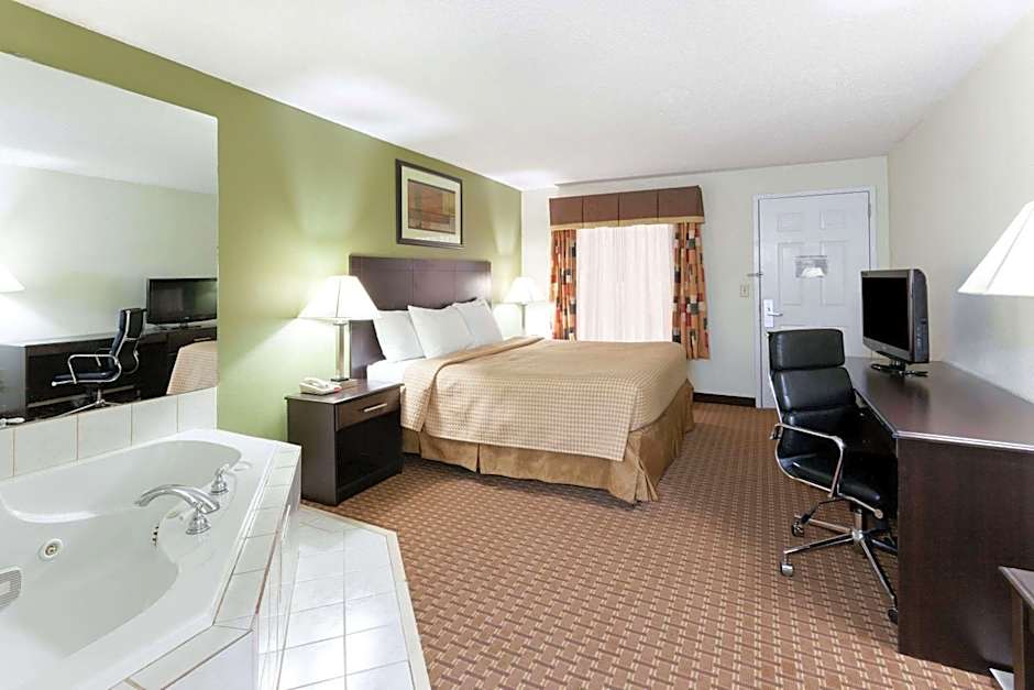 Super 8 by Wyndham Decatur/Dntn/Atlanta Area
