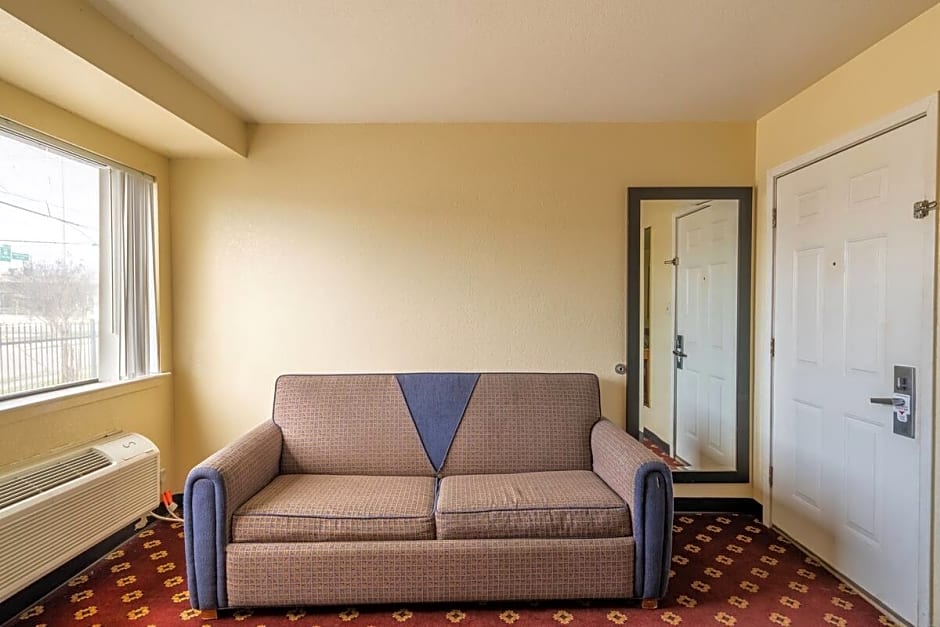 Econo Lodge Inn & Suites Downtown San Antonio