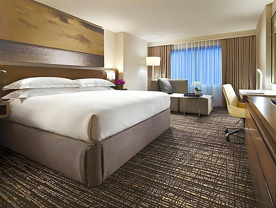 Photo 1 of 7 of 1 King Bed, Hearing/Mobility Accessible, Roll in Shower, Top Floor