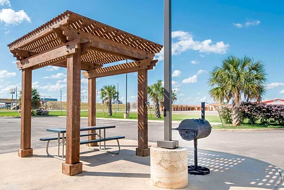 Super 8 by Wyndham Dilley TX