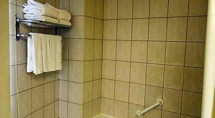 Cambridge Hotel Yung Kong