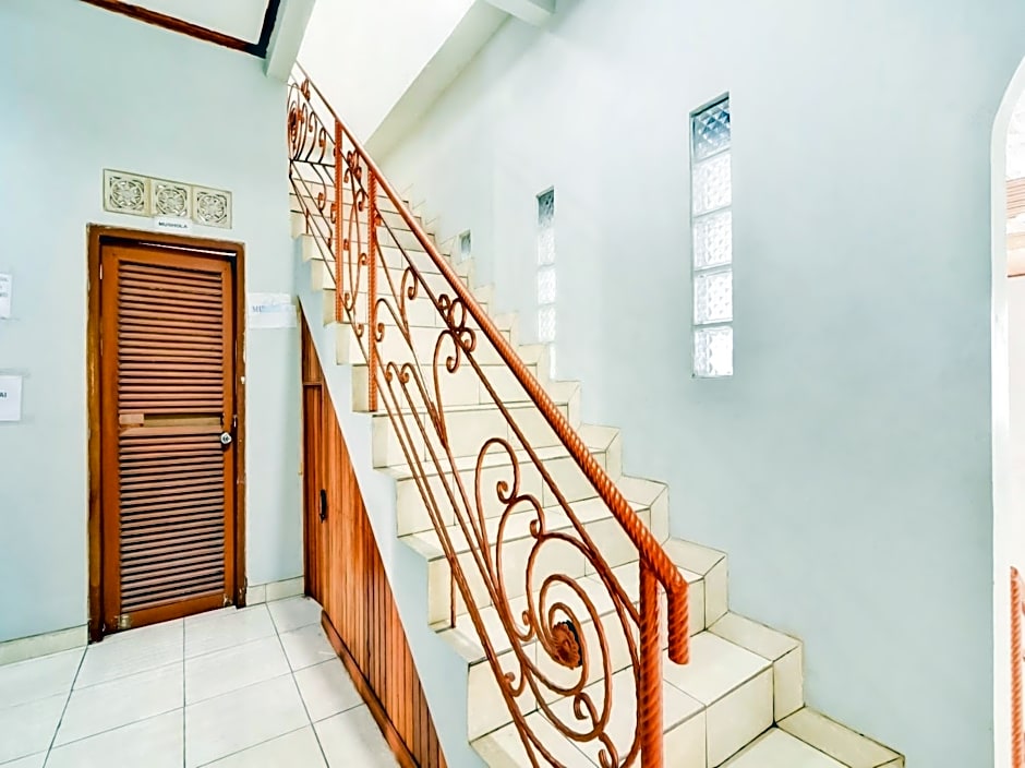 Vaccinated Staff - OYO 90048 Teratai Bekasi Guesthouse