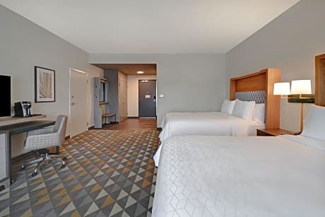 Queen Room with Two Queen Beds and Mobility Accessible Tub