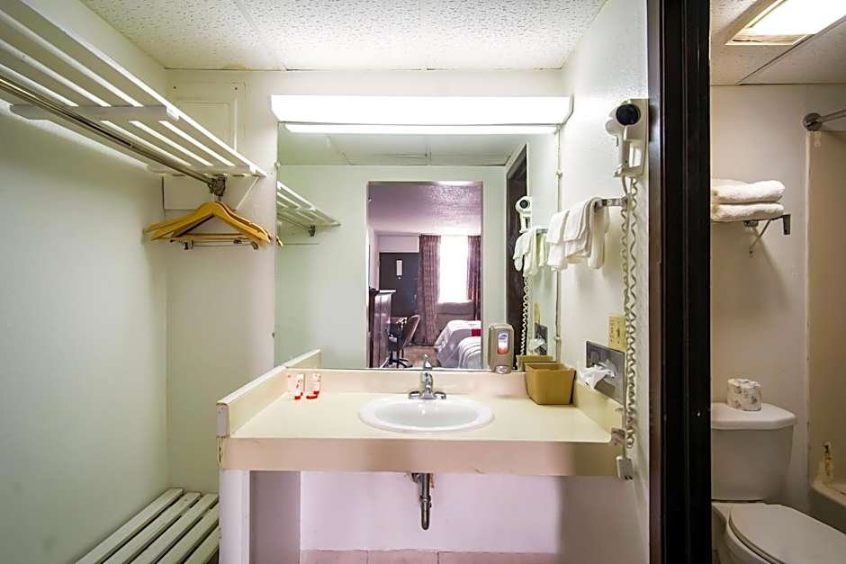 OYO Hotel Hutchinson KS West 4th Ave