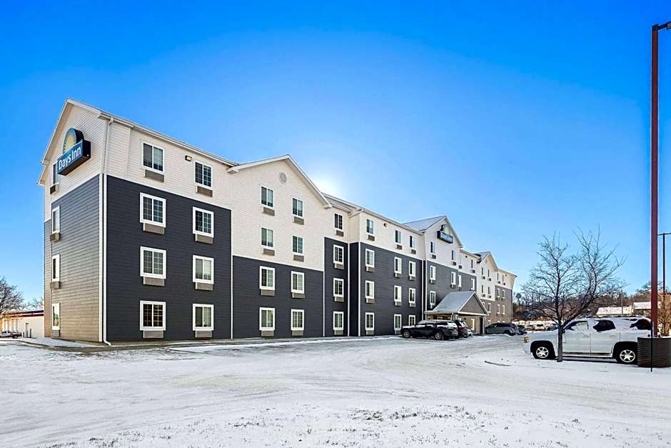 Days Inn & Suites by Wyndham Rochester South