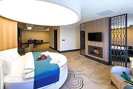 Honeymoon Suite