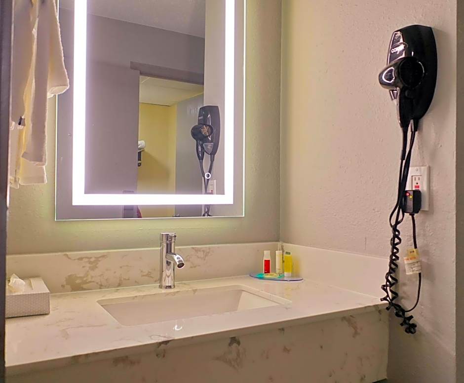 Super 8 by Wyndham Rockford I-90/Casino District