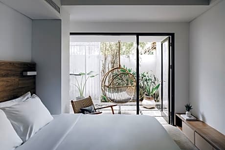 The Big Sky Room with Swing and Bathtub