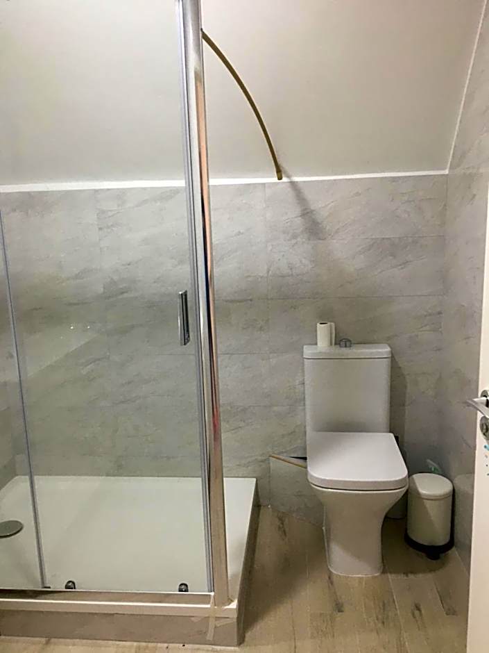 Central Spacious 3 Bedroom Apartment With Parking