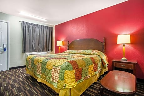 1 King Bed, Smoking, Accessible