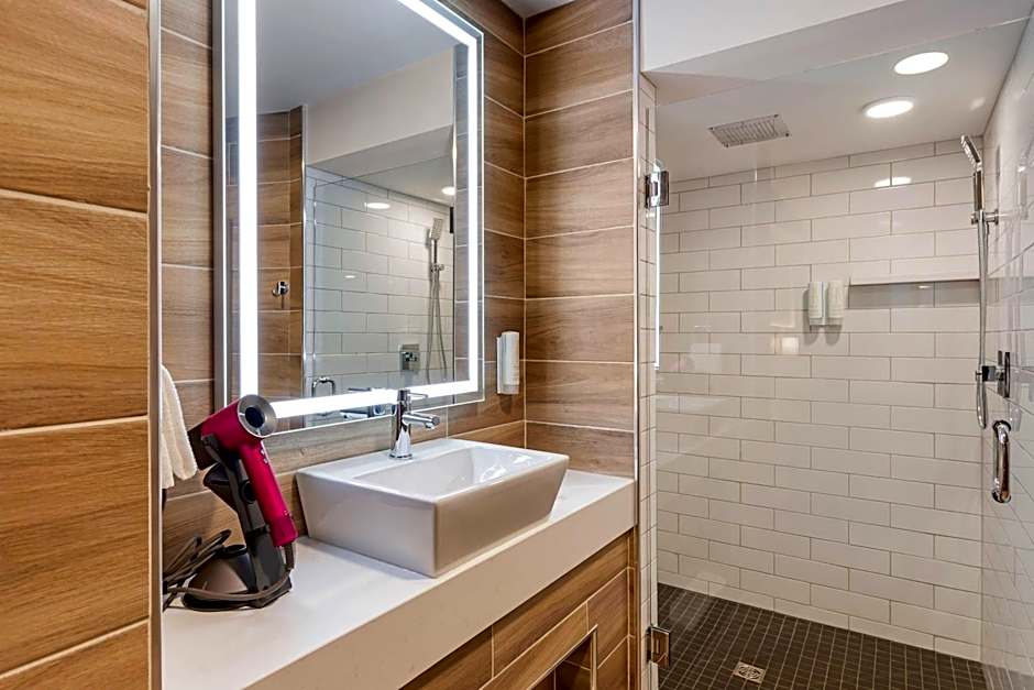 Clarion Lakeside Inn & Conference Centre