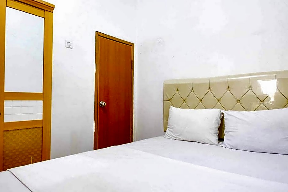 Snow White Residence near Grogol Mitra RedDoorz