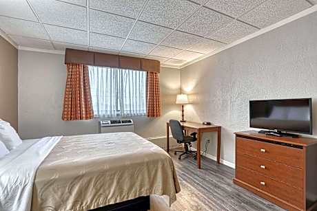 1 Queen Bed Efficiency Suite Nonsmoking