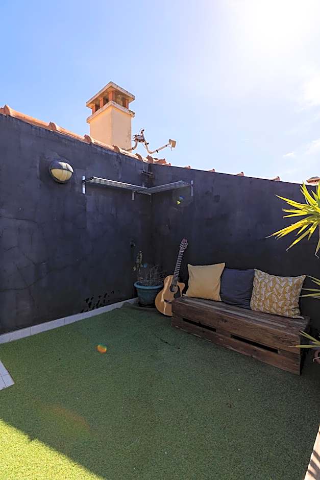 Pineapple Surf House