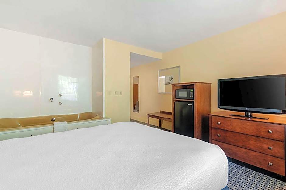 Photo 1 of 7 of 1 Queen Bed Suite, Jetted Tub