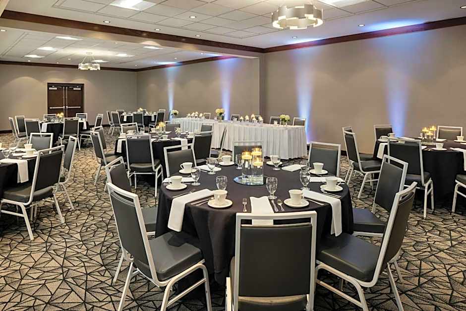 Delta Hotels by Marriott Milwaukee Northwest