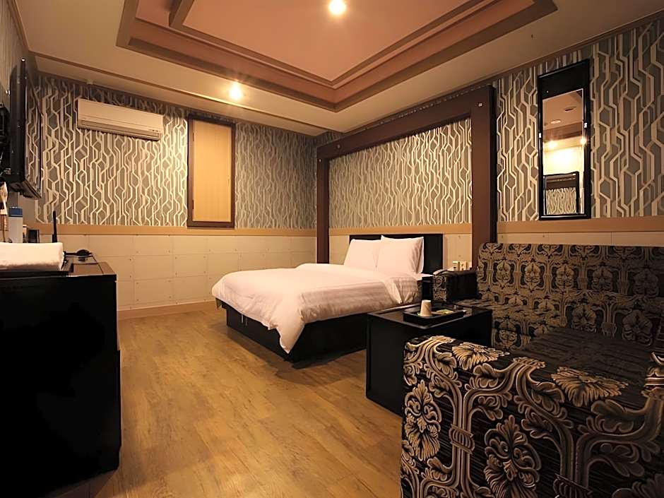 Photo 1 of 7 of Deluxe 2 Beds