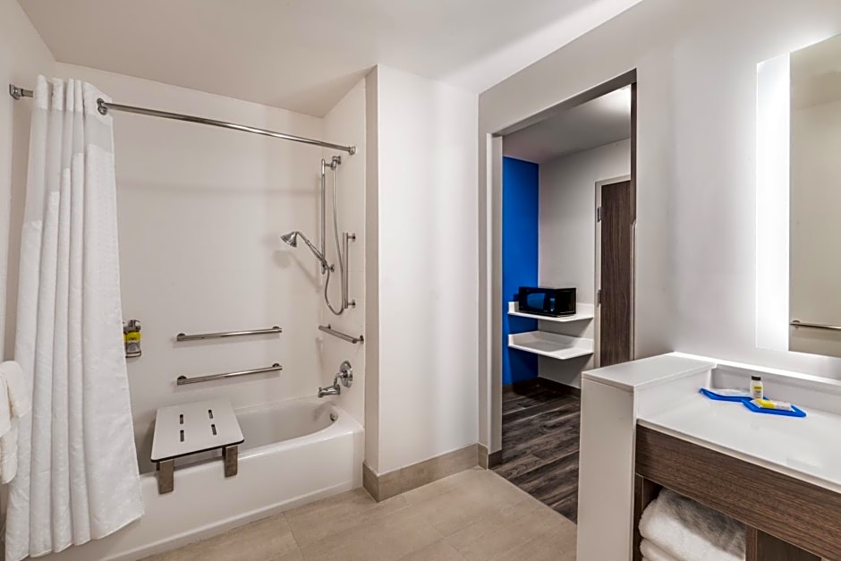 Holiday Inn Express and Suites Lake Havasu London Bridge By IHG