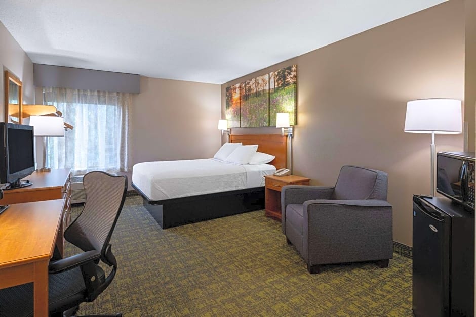 Days Inn & Suites by Wyndham Madison