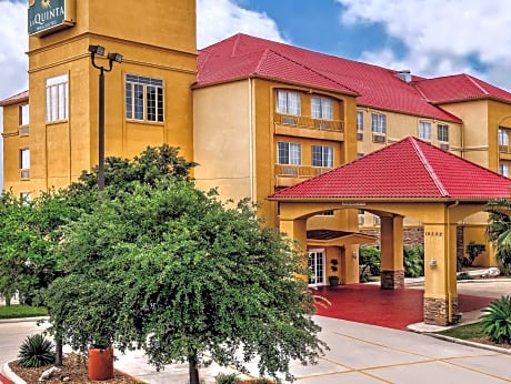 La Quinta Inn & Suites by Wyndham San Antonio North Stone Oak