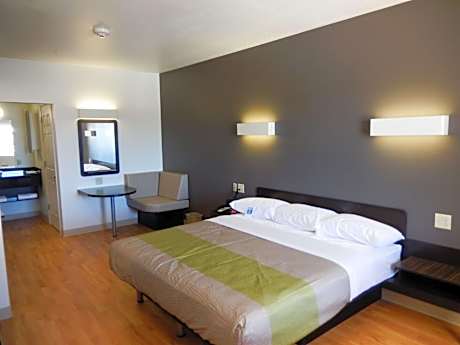 King Room - Disability Access - Non-Smoking