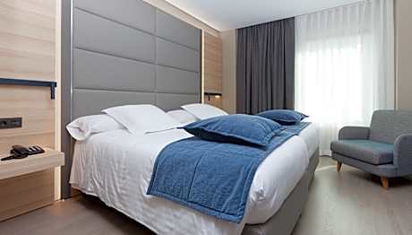 DOBLE ESTANDAR CON VISTAS A LA PLAZA