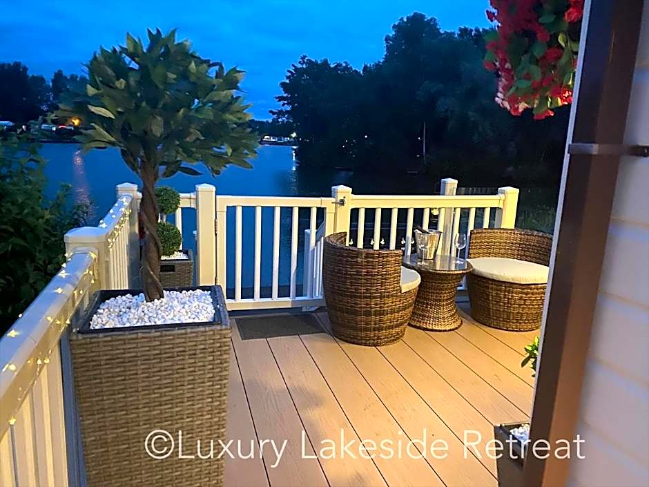 Lakeside Retreat With Hot Tub & Fishing Peg at Tattershall Lakes Country Park