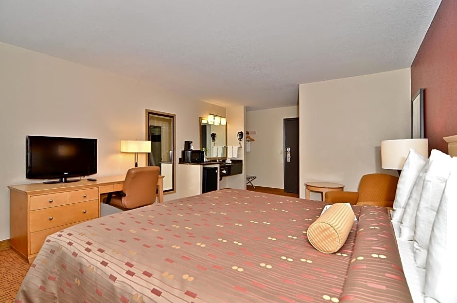 Clackamas Inn and Suites