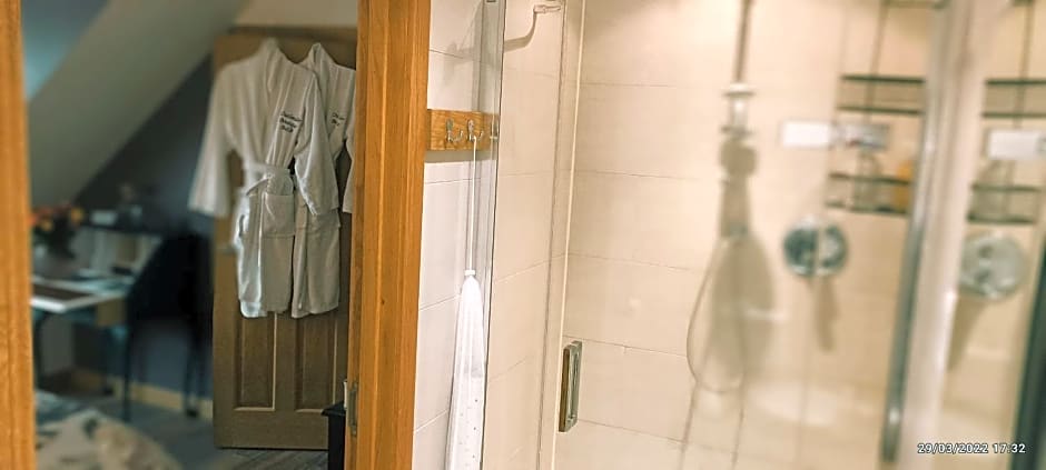 Outlander Boutique B&B King