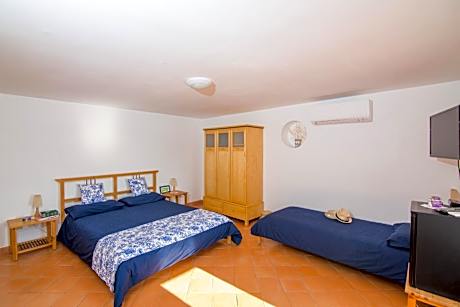Deluxe Double Room (2 Adults + 1 Child)