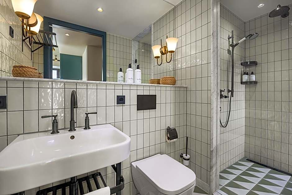 The July - Boat & Co