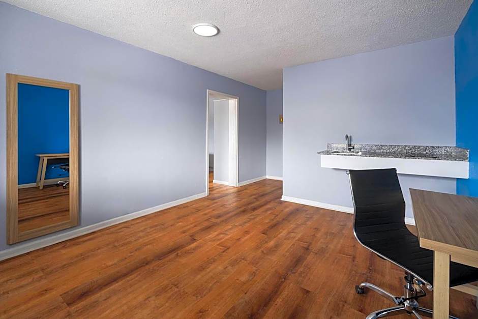 Super 8 by Wyndham Portsmouth - Norfolk
