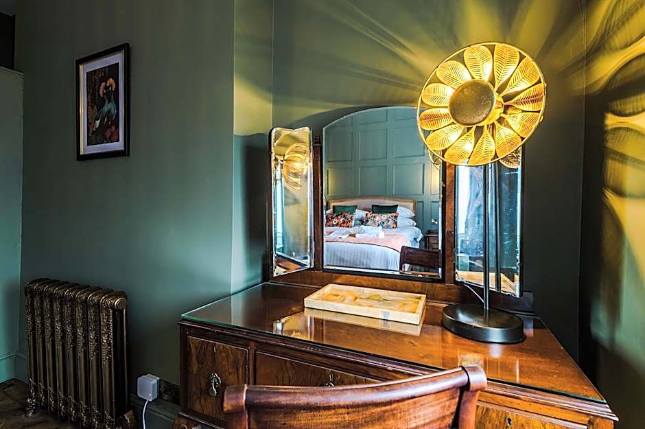 Russell Court by Orenda-Luxe