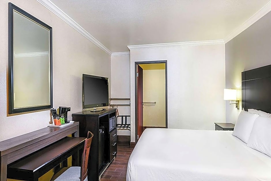 Travelodge by Wyndham Commerce Los Angeles Area