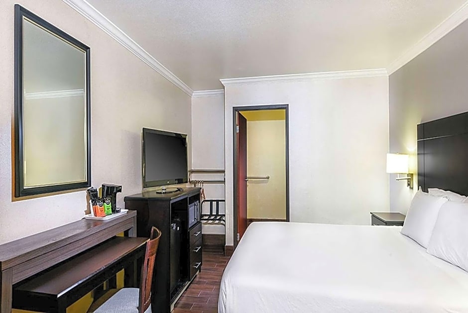 Travelodge by Wyndham Commerce Los Angeles Area