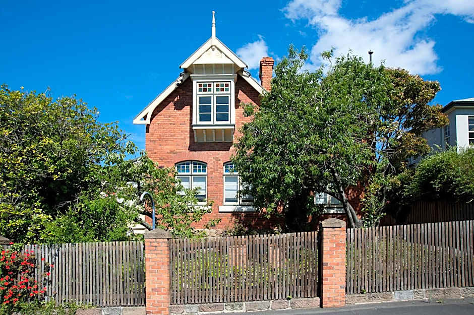 Lowena Cafe and Accommodation