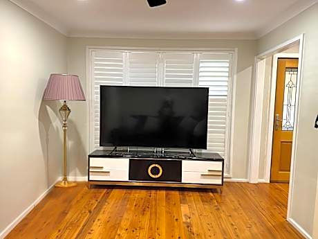 Nepean 4BR Retreat Near Hospital