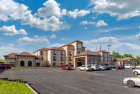 Comfort Inn & Suites Cooperstown / Milford