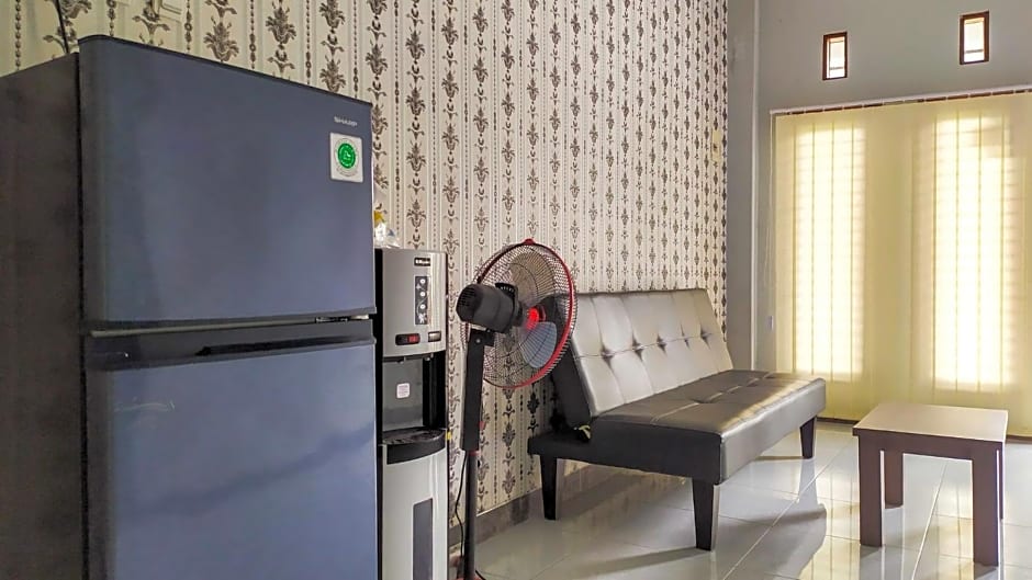 Omah Leren Mitra RedDoorz near Gembiraloka Zoo Yogyakarta