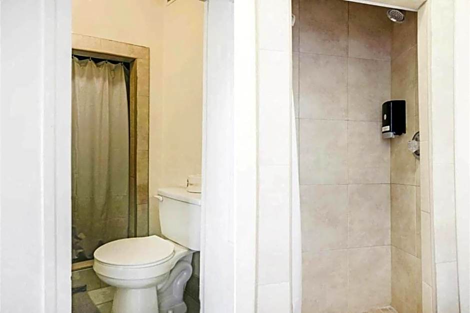 OYO Cameron Historic Hotel Brownsville I-69E