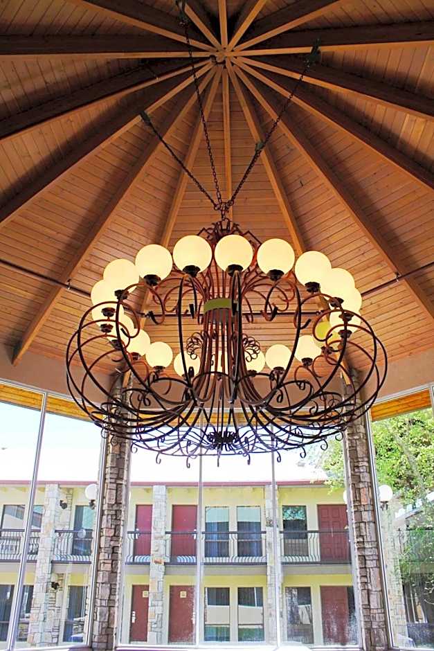 Inn Of The Hills Hotel And Conference Center