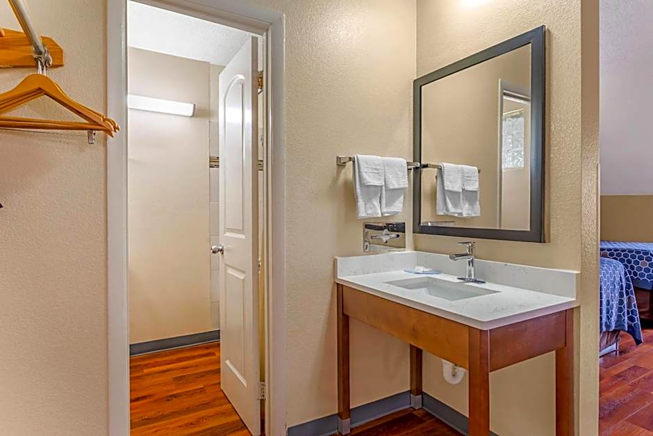 Econo Lodge Inn & Suites At The Conference Center