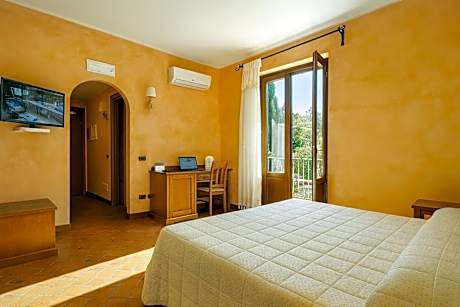 Double or Twin Room with Mountain View