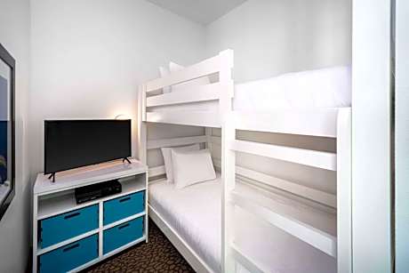 Corner Queen Room with Two Queen Beds and Two Bunk Beds - Sofa Bed/Beach Front/Non-Smoking