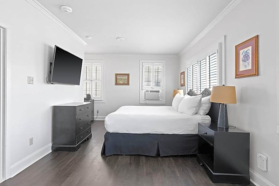 Photo 1 of 6 of Superior 1 King Bed