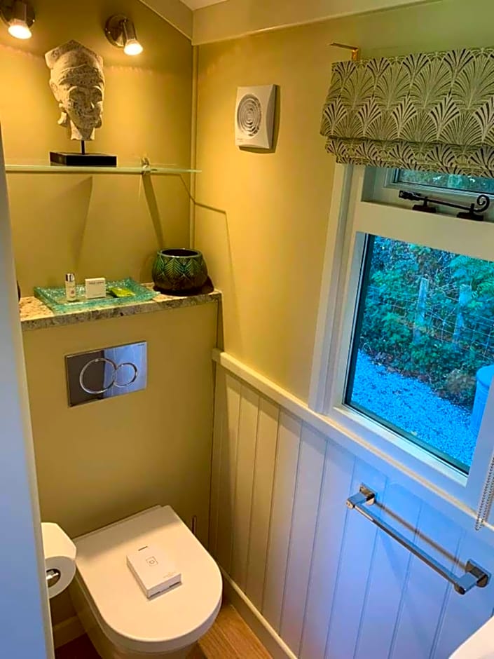 Luxury Shepherds Hut with Superb Views & Fire Pit & walking distance to a superb Gastro Pub