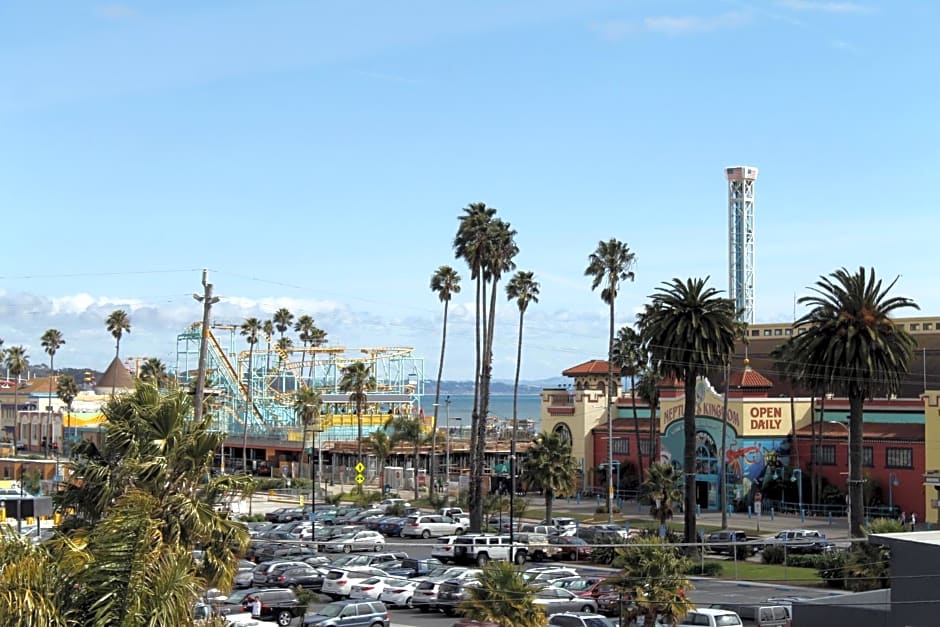 Fireside Inn By The Beach Boardwalk & Bowling