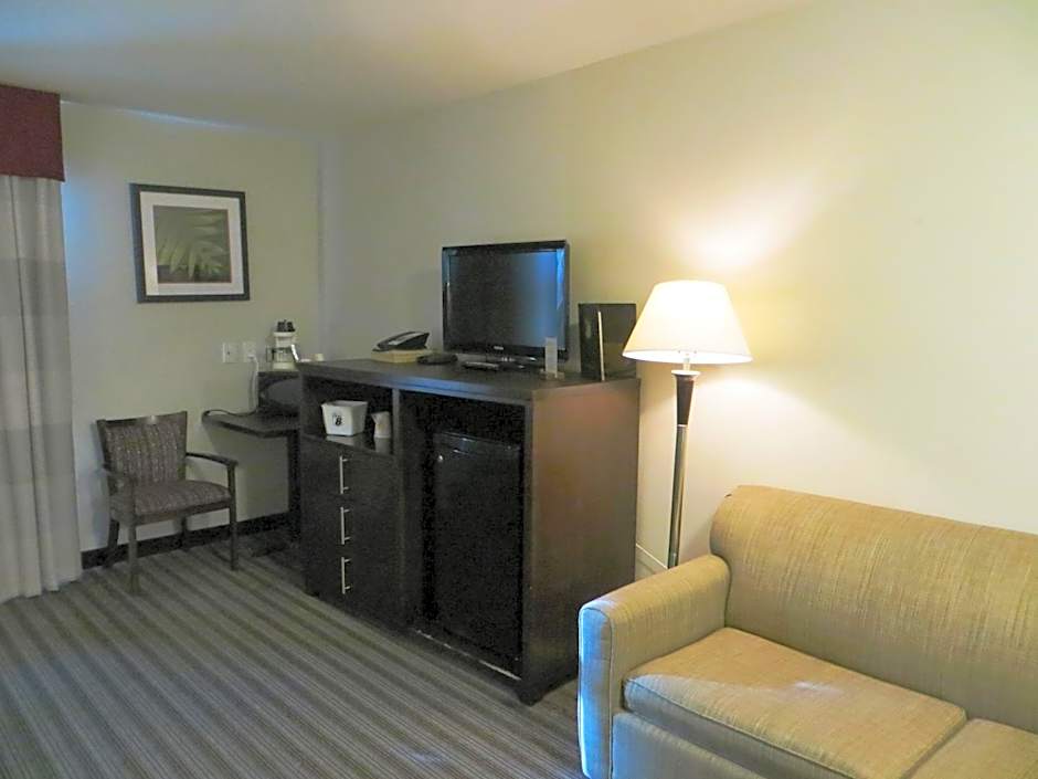 Super 8 by Wyndham Saskatoon Near Downtown