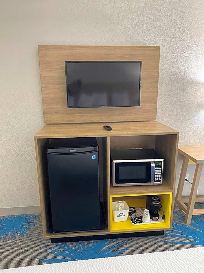 Days Inn by Wyndham Waco University Area