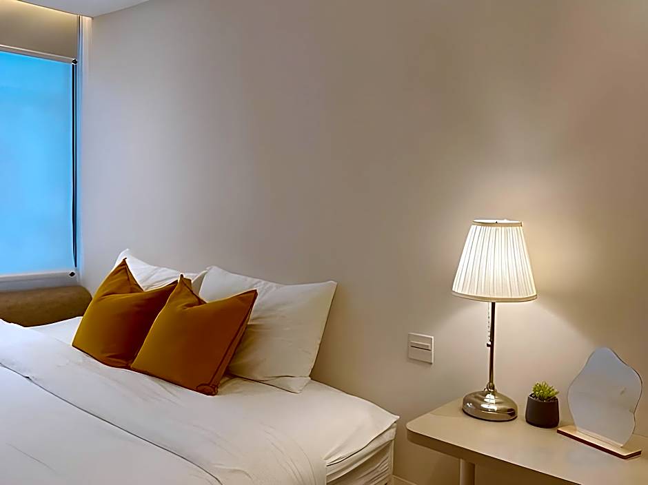 YELLO ROOMS Victory Monument